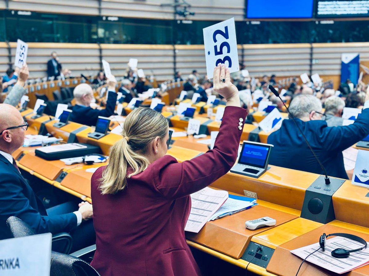 MargaProhens's tweet photo. Unanimitat! 👏🏻 El ple del @EU_CoR ha validat el dictamen impulsat per les Illes Balears per liderar la transformació de l’estratègia turística d’Europa.

El que volem és que #Europa ens acompanyi en el procés de transformació del nostre model i en la nostra aposta per la contenció, amb un turisme regeneratiu i respectuós amb els territoris, els residents i la identitat de cada indret. És essencial que l’estratègia europea de turisme inclogui una clàusula d’insularitat que permeti polítiques diferenciades per a les regions insulars.

Vull reconèixer la gran feina del professor Antoni Riera, que ha donat solidesa tècnica al dictamen, adoptat per tots els grups polítics. Agrair també el suport i les aportacions de les regions del Comitè, que han fet d’aquest un text més fort, més sòlid i més ambiciós.

Un dictamen valent i concret que suposa un salt qualitatiu per a tota la Unió Europea: passar de gestionar el turisme a transformar-lo. Perquè el turisme és, i continuarà essent, un aliat; una palanca de canvi per generar més benestar, el que mereixen els ciutadans de les Illes Balears i el que Europa necessita. 🇪🇺