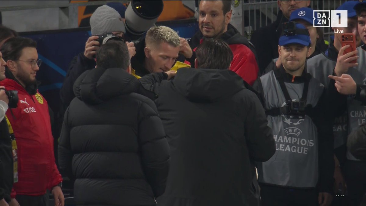 hohensov's tweet image. Nummer 11 macht sich für seinen Einsatz bereit! #BVB #Reus