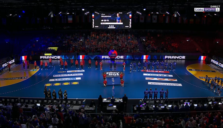 EspritHandball's tweet photo. Les joueuses entrent sur le terrain ! 👊
#FRADAN https://t.co/DKmmCzLt6A