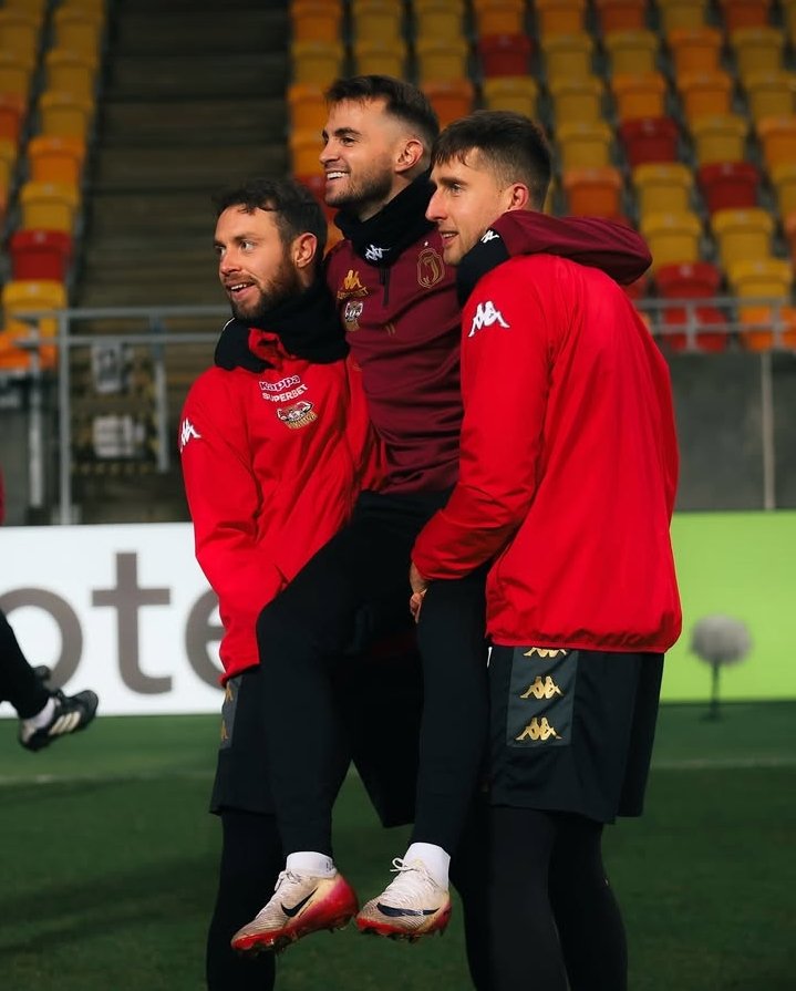 jakub_slizewski's tweet image. Jesús Imaz wniesiony na trening przez kolegów. Piłkarze Jagiellonii zajechani rundą? [ZOBACZ ZDJĘCIA]