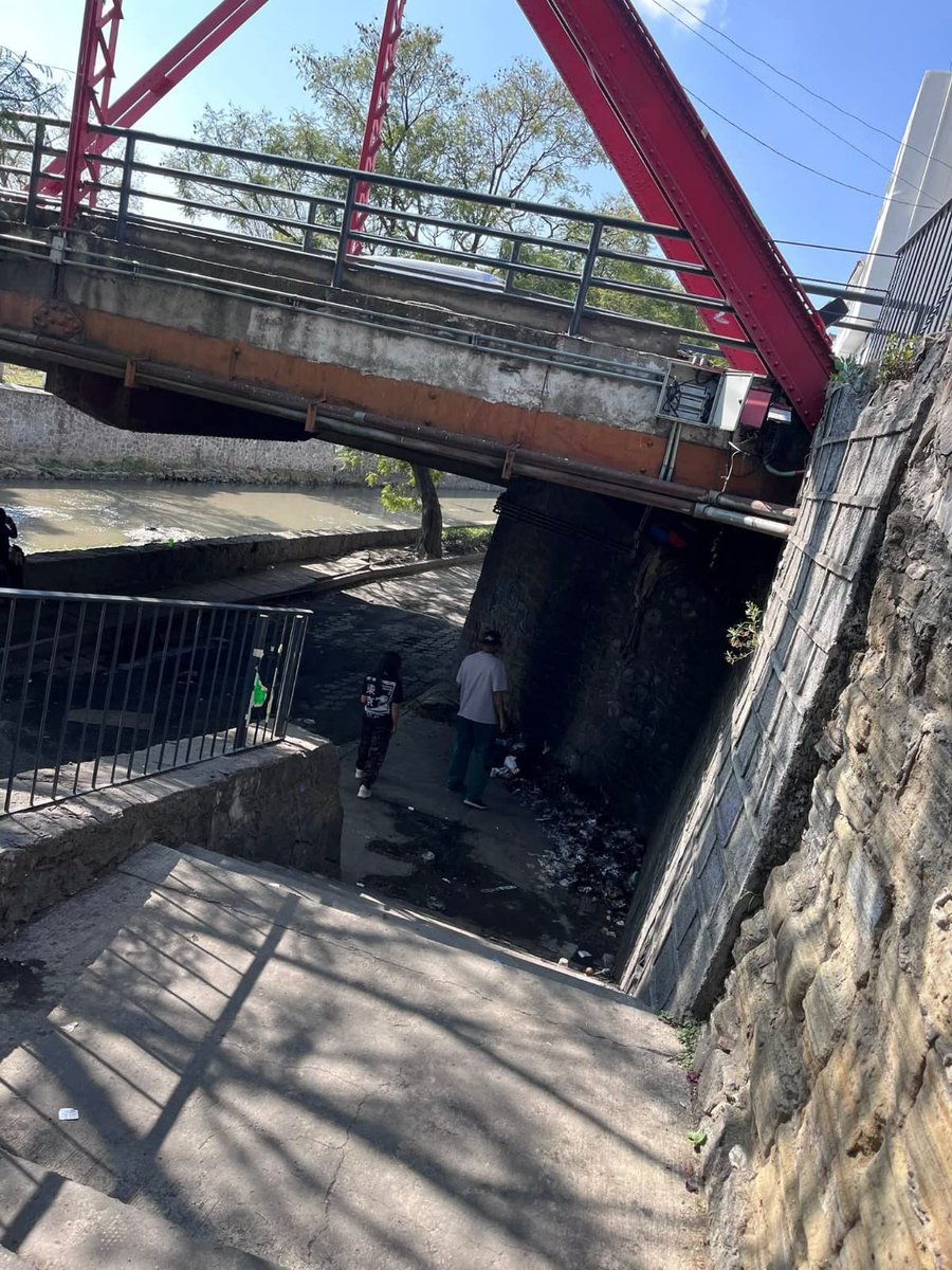 FundacionToby's tweet photo. De nuevo #Tlaxcala 🚨🚨🚨
Entre varios drogadictos quemaron vivo a un perrito, este acto NO fue un accidente y a pesar del humo y las llamas ninguna autoridad llegó a tiempo.

Ya ni pedir castigo severo a los responsables por que a la administración de @LorenaCuellar le súper valen los animales, malditos ineptos sin corazón 🤬
