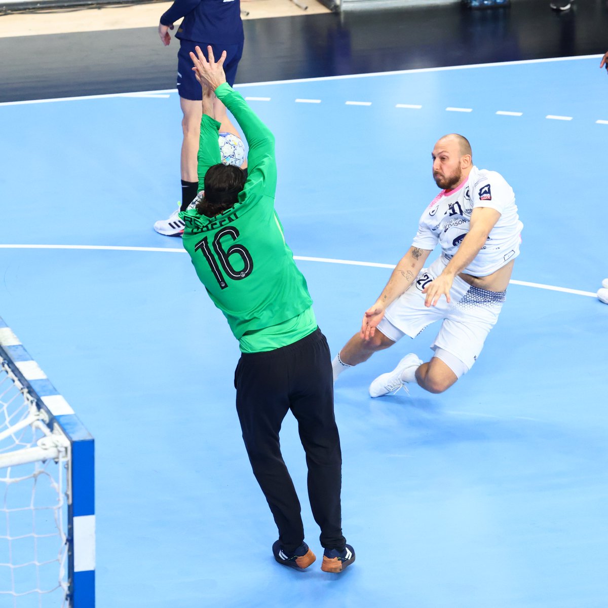 psghand's tweet photo. ⏱️ 35‘ I Quel arrêt de Jannick Green !🧤
#PSGCES 20-18 https://t.co/sjXpWsZQBU