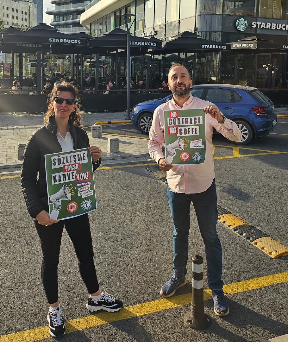 📢 ABD’de greve çıkan Starbucks işçilerinin yanındayız!
Amerika’da süren direnişi Türkiye’den selamlıyor, grevdeki işçilerin haklı mücadelesini destekliyoruz.
Bu nedenle üyelerimizle birlikte Starbucks mağazaları önünde dayanışma eylemi gerçekleştirdik.
Grevdeki işçiler yalnız
