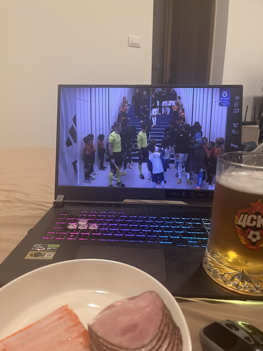 Сегодня смотрим с ноутбука. Сильно лень вставать в три утра к телеку 😂