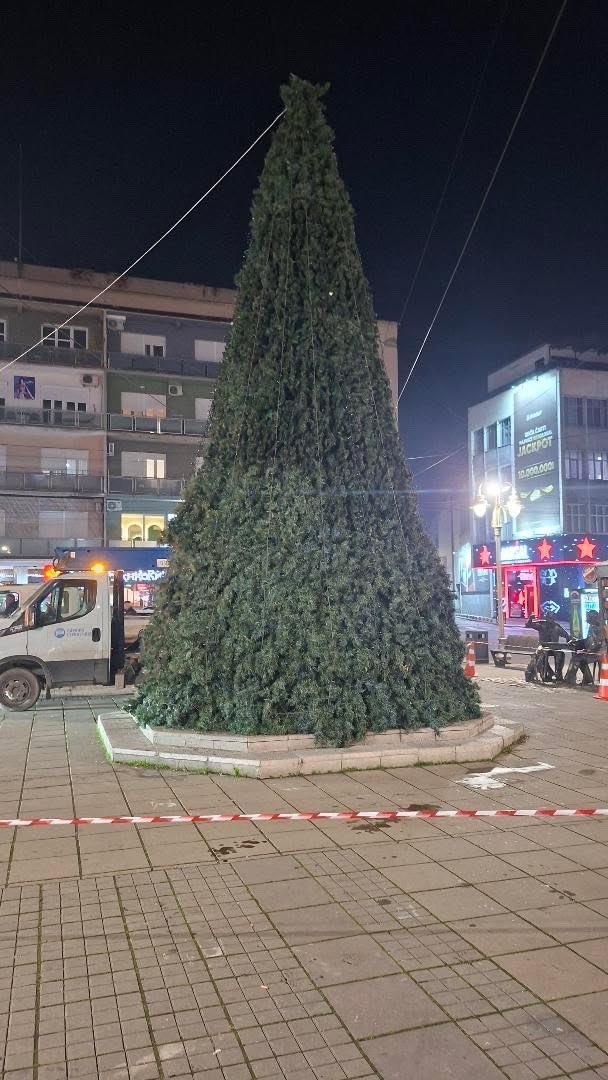 tamaratamara's tweet image. U Nišu su novogodišnju jelku stavili -----&amp;gt; preko česme.