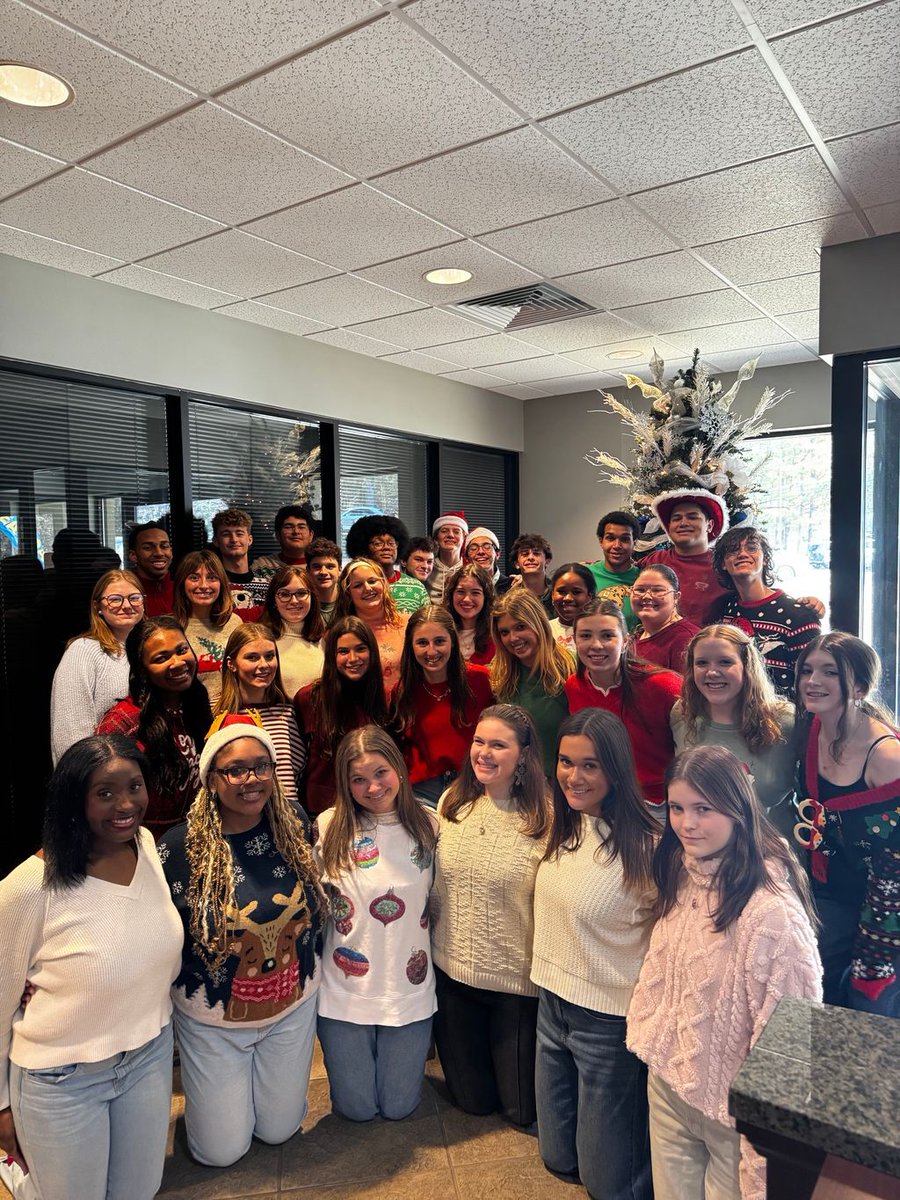 mutualsavings's tweet photo. At Mutual Savings, the festive season is in full swing! Today, the talented choir from Spain Park High School delighted our staff with Christmas carols. We also had the opportunity to snap some photos with Santa. Wishing everyone a joyful holiday season! 🎄🎅

#MutualSavingsCreditUnion #WhereRelationshipsMeanMore