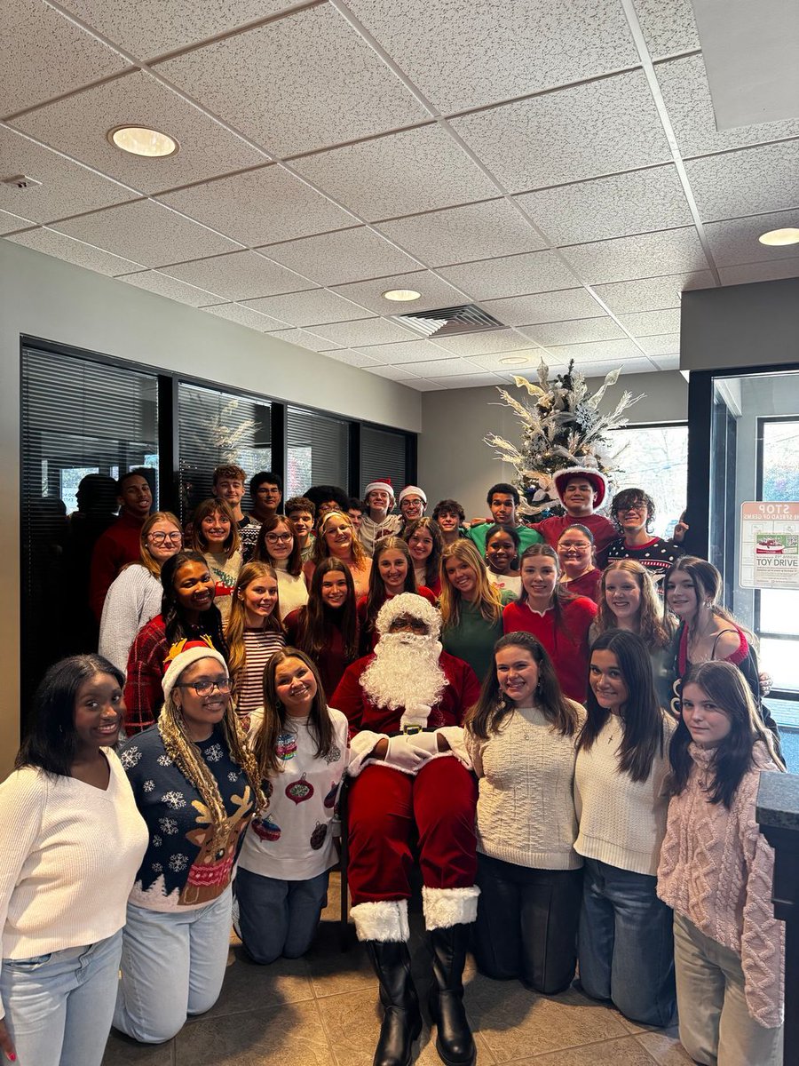 mutualsavings's tweet photo. At Mutual Savings, the festive season is in full swing! Today, the talented choir from Spain Park High School delighted our staff with Christmas carols. We also had the opportunity to snap some photos with Santa. Wishing everyone a joyful holiday season! 🎄🎅

#MutualSavingsCreditUnion #WhereRelationshipsMeanMore