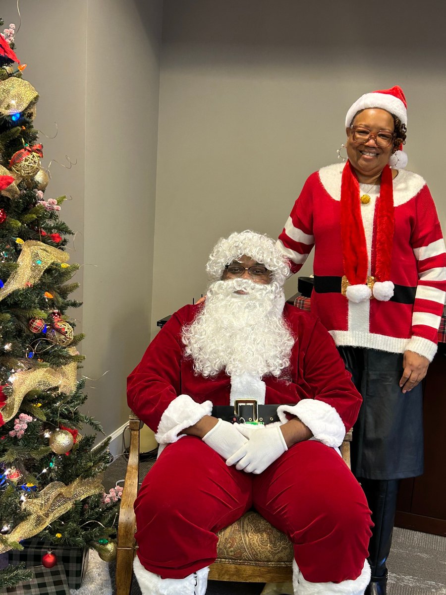 mutualsavings's tweet photo. At Mutual Savings, the festive season is in full swing! Today, the talented choir from Spain Park High School delighted our staff with Christmas carols. We also had the opportunity to snap some photos with Santa. Wishing everyone a joyful holiday season! 🎄🎅

#MutualSavingsCreditUnion #WhereRelationshipsMeanMore