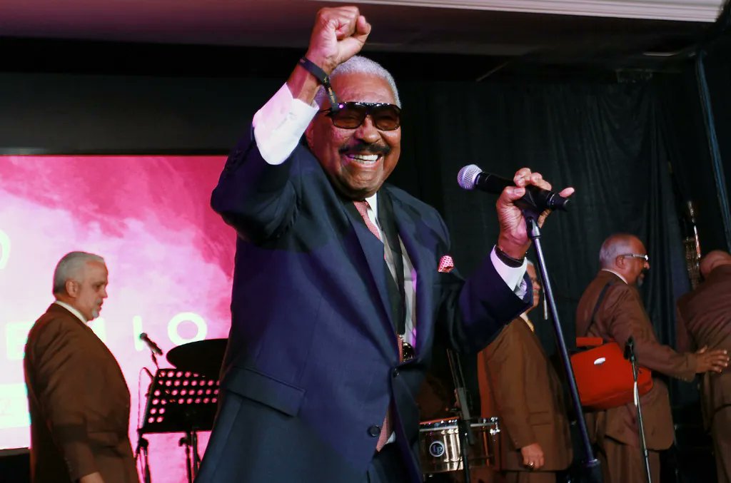 Este hombre hizo bailar al mundo entero cuando nadie creía en la salsa:
Rafael Ithier.
Es imposible entender la música latina sin pasar por su piano.
Aquí te cuento la historia del fundador de El Gran Combo de Puerto Rico 🧵