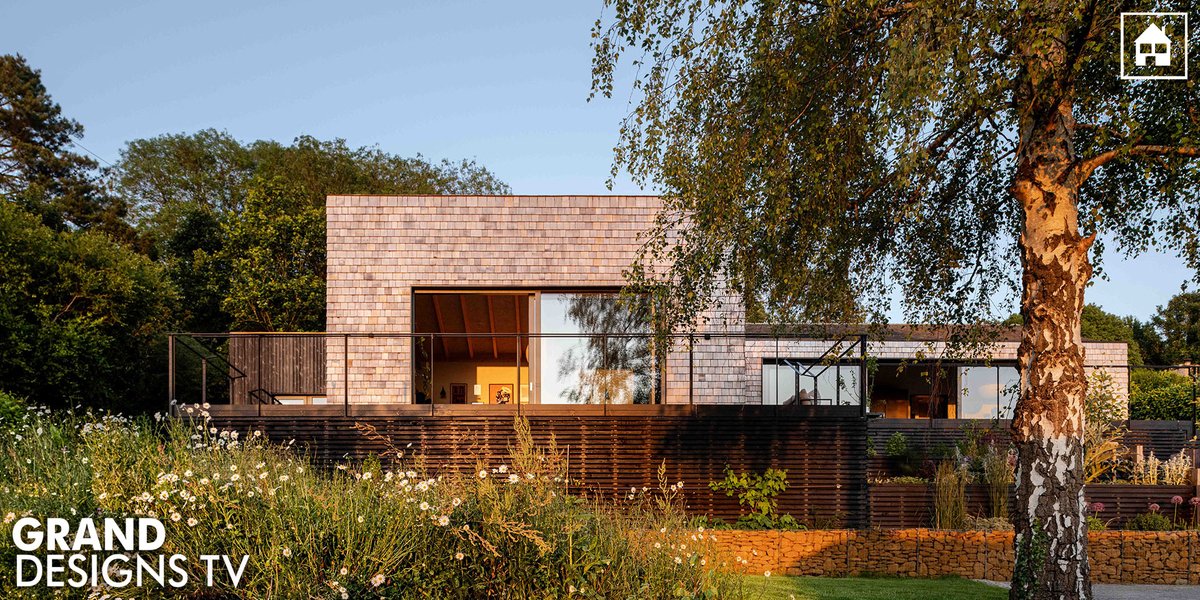 granddesigns's tweet image. A House of Wood Shingle – a 1960s bungalow utterly transformed into a modern, sustainable home, with an impressive new skin of timber 🪵

#GrandDesigns | #HouseOfTheYear | @RIBA