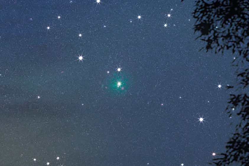 🚨: Photographer captures interstellar comet 3I/ATLAS glowing brilliantly over Egypt's Black Desert!🌌