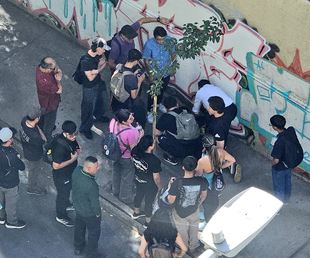 40 mins en pleno centro. La <a href="/Muni_Stgo/">Santiago</a> no llega a tratar una detención ciudadana desde 16:30 de la tarde. Un desastre, solo slogan para ganar una elección hace un año.