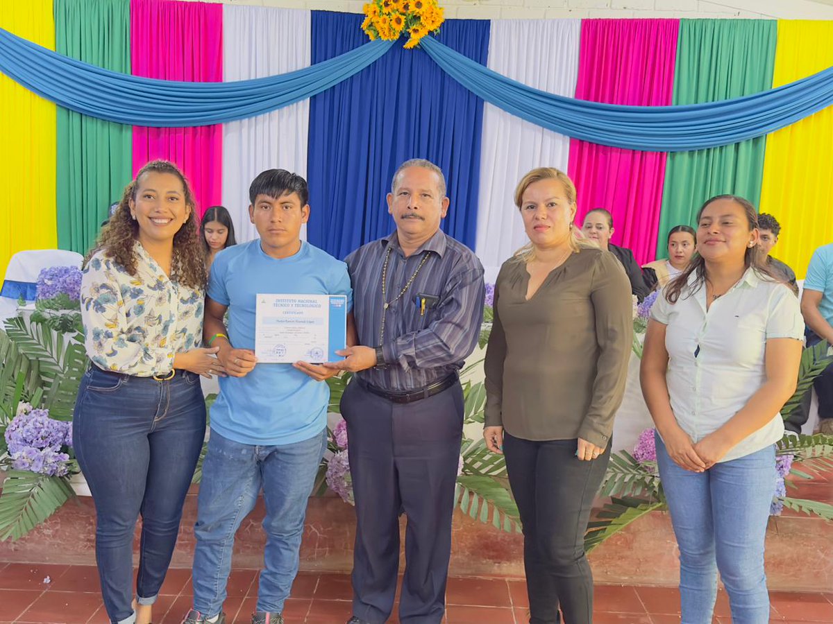 tec_lassabanas's tweet photo. 🎉📚 En nuestro Centro Tecnológico, celebramos el esfuerzo y la dedicación de protagonistas que culminaron exitosamente sus cursos de capacitación. https://t.co/AaiiE4QMms