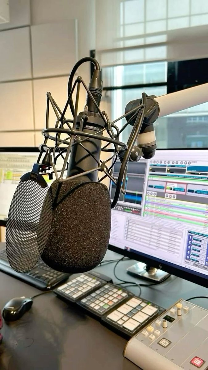 MzwandileSontu2's tweet image. If you were given a chance to present an award to a Sunday DJ which DJ will you honor him or her with an award 
In your favorite airways 📻 choose one 
Post a picture if you can and #TheShow 
My best Dj for 2025