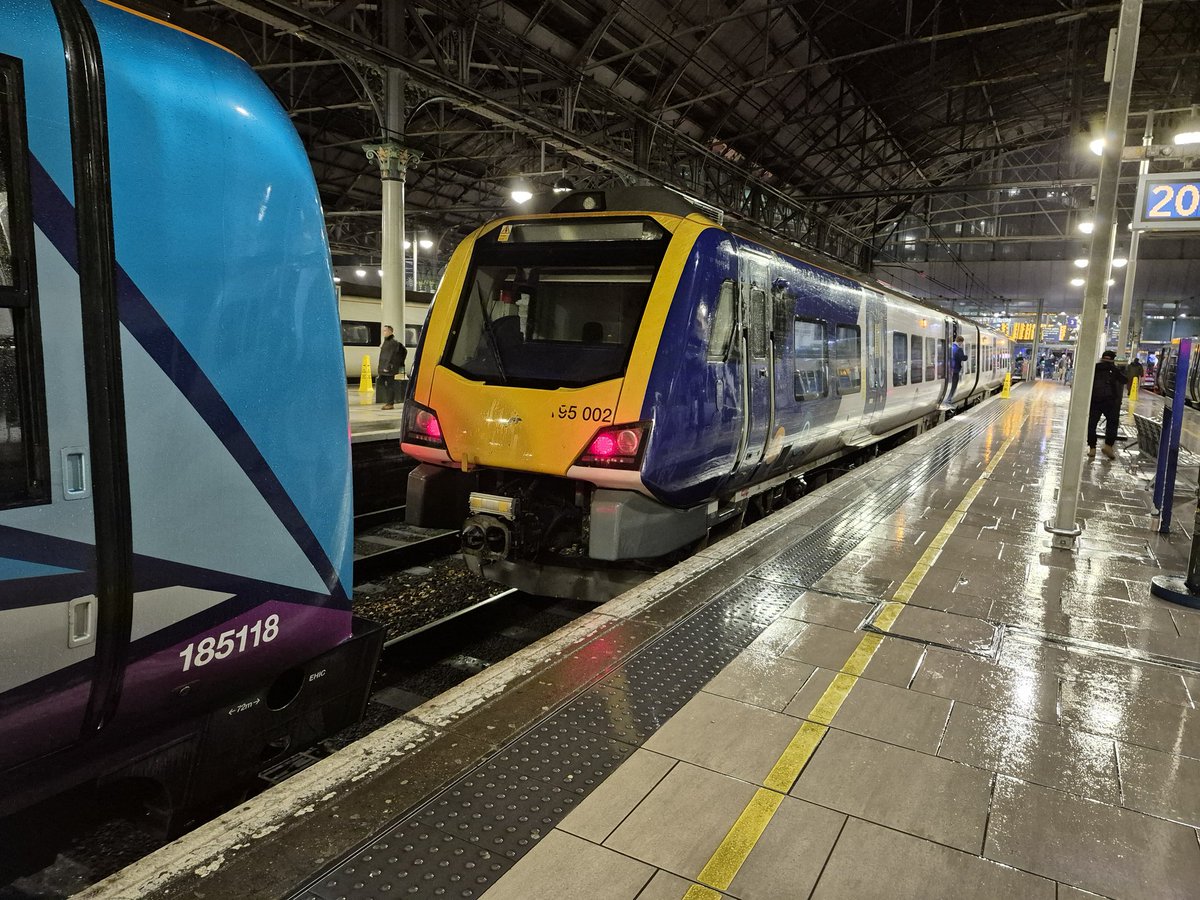 Westfield113594's tweet image. Keeping their distance - 185 118 and 195 002 share a platform at Manchester Piccadilly on 14th November 2025
#class185 #class195 #manchesterpiccadilly #trains