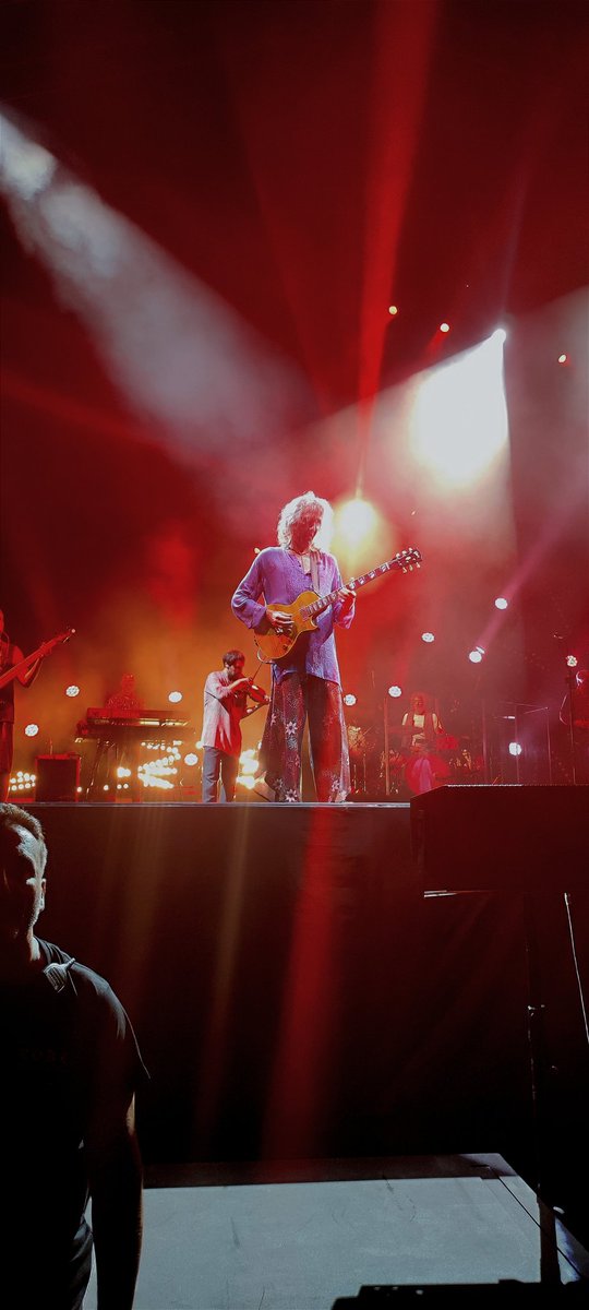 No por nada tengo este nombre en Twitter.
Robe era poesía. 
Robe era canción y rebeldía.
Que suerte la mía de haber podido verlo en directo.
Para siempre quedan sus canciones y su voz.