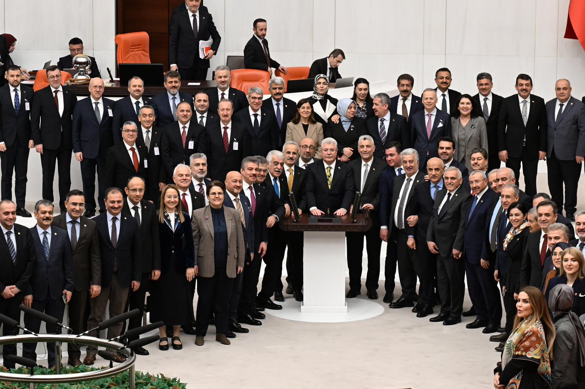 a_uraloglu's tweet photo. Bakanlığımızın 2026 Yılı Merkezi Yönetim Bütçe Kanunu Teklifi ile 2024 Yılı Merkezi Yönetim Kesin Hesap Kanunu Teklifi, TBMM Genel Kurulu’nda kabul edildi.

23 yıldır olduğu gibi; ulaşımın tüm modlarında, haberleşme ve altyapı alanlarında ortaya koyduğumuz vizyoner projelerle Türkiye’yi #TürkiyeYüzyılı hedeflerine kararlılıkla taşımaya, ülkemizin gelişim ivmesine yeni bir güç katmaya devam edeceğiz.

Bu yolculukta her zaman bizlere liderlik eden ve güçlü desteklerini esirgemeyen Cumhurbaşkanımız Sn. @RTErdogan’a şükranlarımı arz ediyor, kabul edilen bütçemizin ülkemiz ve milletimiz için hayırlara vesile olmasını Cenab-ı Allah’tan niyaz ediyorum.

Hayata geçirilen her projede alın teri ve emeği bulunan çalışma arkadaşlarıma, süreçler boyunca bizlere destek olan kıymetli milletvekillerimize de gönülden teşekkür ediyorum.

#TürkiyeHızlanıyor 🇹🇷