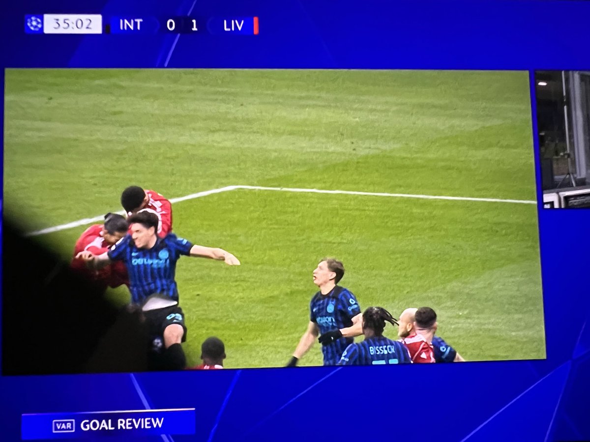 graefe_manuel's tweet photo. #UCL #INTLIV Welcher deutsche #Schiedsrichter hat wohl international wieder für Furore gesorgt?🙈 Richtig… Für das Zupferl&zu Boden abtauchen im Video gab es Elfer & für dieses nicht mal wirklich nach #VAR Review erkennbare, aus 10cm angekopfte Handspiel vor dem Körper&nicht über Schulterhöhe wurde ein Treffer von Liverpool aberkannt.. 
Widewidewitt- da machte sich wieder jemand seine Welt, wie sie ihm gefällt….
Capello&selbst A.Slot übten harsche Kritik… Mit der Historie soll er froh sein überhaupt pfeifen zu dürfen, aber er war nie ein Top-Ref, ist es nicht & wird es nie, wo auch immer man ihn wg politischer Unterstützung ansetzen mag. Wer das nicht erkennt, hat entweder keine Ahnung oder hat politische bzw. persönliche Interessen…🙈
Mir wirklich schon lange (seit Ausscheiden) egal, aber soll sich nur keiner beschweren, weil man es ja ,nicht ahnen konnte‘…😉🤷‍♂️