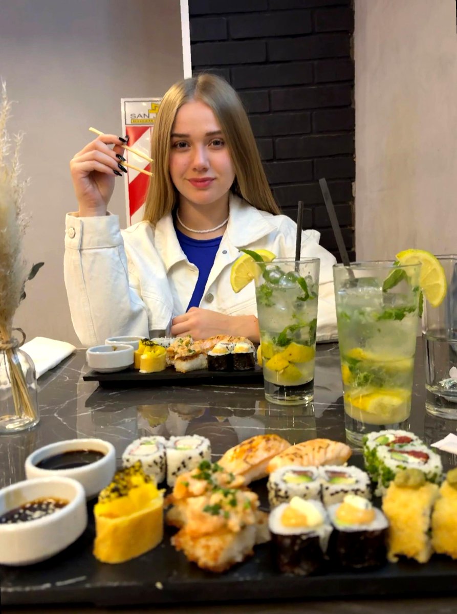 PEacec19u's tweet image. lowkey crying because my playlist hit me with nostalgia and carbs