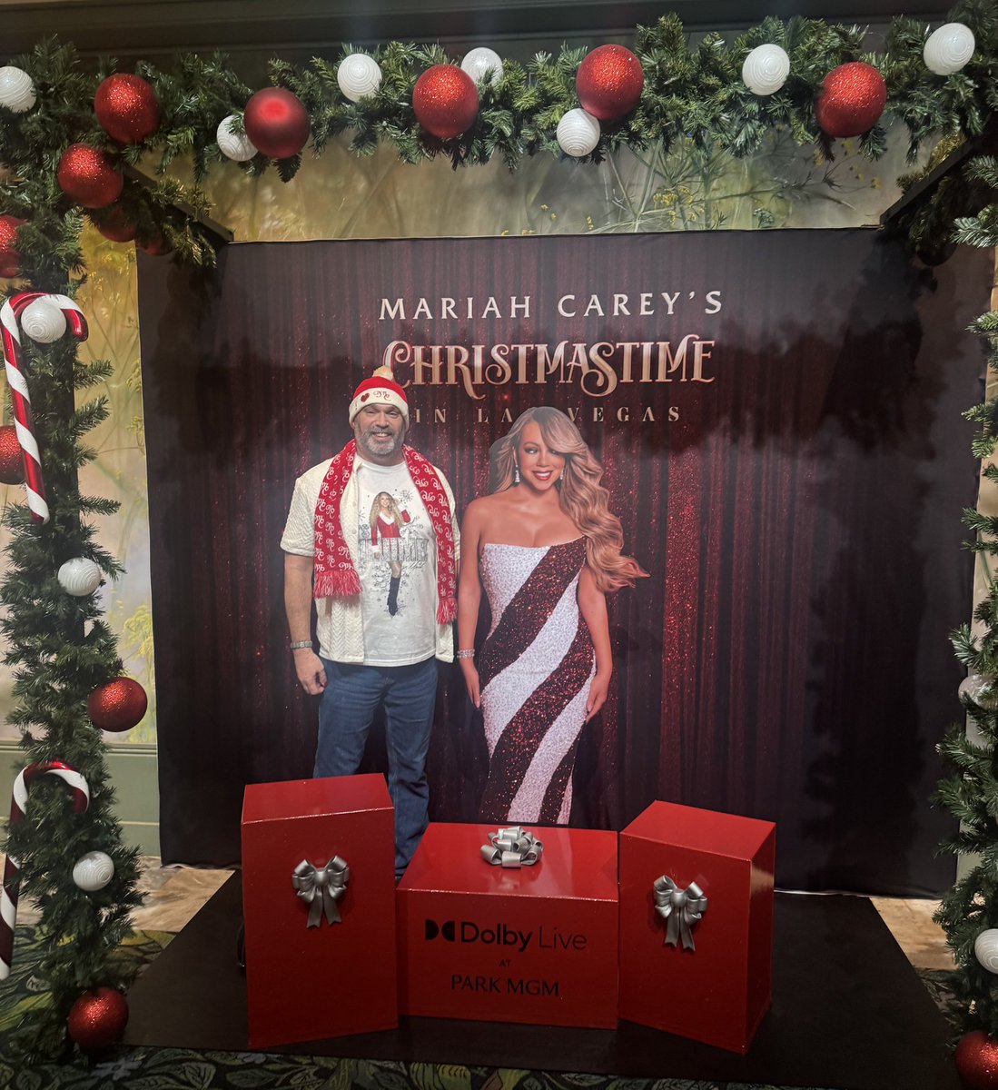 itstito77's tweet photo. A lil late to posting but I got 2 see my beautiful #Queen @MariahCarey again this weekend and I was super close this time. Posotuve  you were smiling at me several times. She was perfection🎶🎶 #lambily #ChristmasTime #LasVegas #DolbyLive #AllIWantForChristmasIsYou #GlitterBoy https://t.co/h194NScAWS