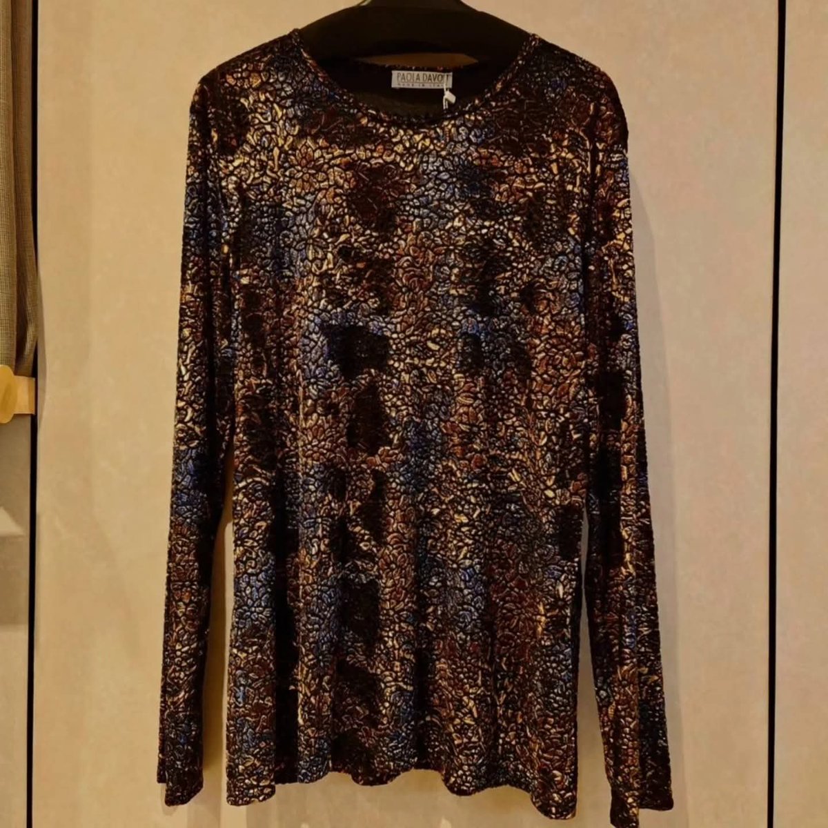 NoblePearl's tweet photo. 当店でお取り扱いしている #PAOLADAVOLI ポリエステル·ナイロン·ポリウレタンのベロアトップスです。
ベロアですが、特殊加工されていて凹凸感があります。
光沢がありますので夜のお出掛けに向いていますね。
薄手ですので上着の中にもお使いいただけますよ。 https://t.co/ouZVG4ufXH