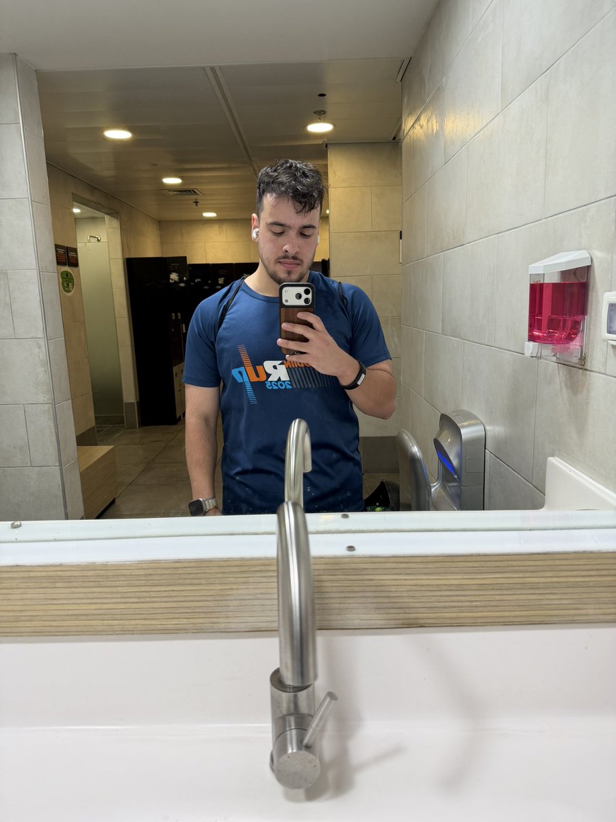 אחרי שנסגר לי המכון שאני ממש אהבתי ללכת אליו לא התאמנתי איזה שלושה חודשים כי טיילתי עבדתי והתחלתי תואר . היום אני מתחיל את המסע מהתחלה באימונים
בהצלחה לייי