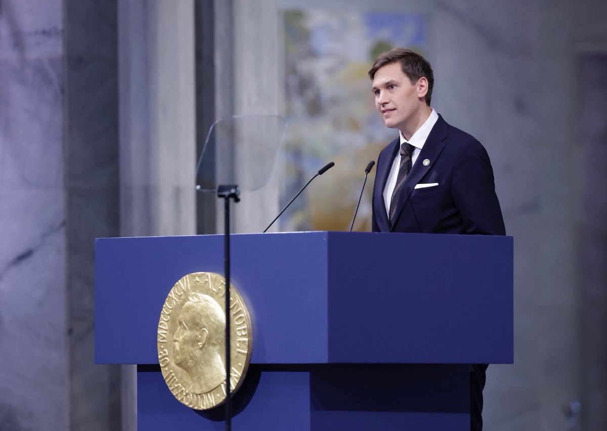 elhabito's tweet image. 𝐅𝐫𝐲𝐝𝐧𝐞𝐬 𝐞𝐧 𝐎𝐬𝐥𝐨: 𝐥𝐞𝐜𝐭𝐮𝐫𝐚 𝐝𝐞𝐥 𝐝𝐢𝐬𝐜𝐮𝐫𝐬𝐨
Por Elizabeth Sánchez Vegas

Este texto es mi análisis del discurso de Jørgen Watne Frydnes: qué decidió decir y qué buscaba provocar en esa sala. Y empiezo con María Corina Machado porque, aunque ella no…