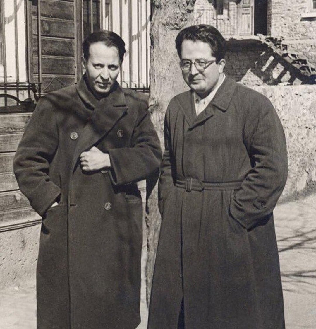 Er kişi niyetine…

Atsız'ın cenazesinde imam helallik istemek için:

“Nasıl bilirdiniz?” diye sorunca 

Fethi Gemuhluoğlu şu cevabı verir: 

“Hoca efendi! O musalla taşı, musalla taşı olalı böyle er kişi görmemiştir.”