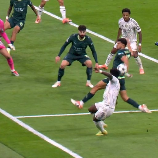 TouchlineX's tweet image. 📸 - NO PENALTY GIVEN FOR REAL MADRID!