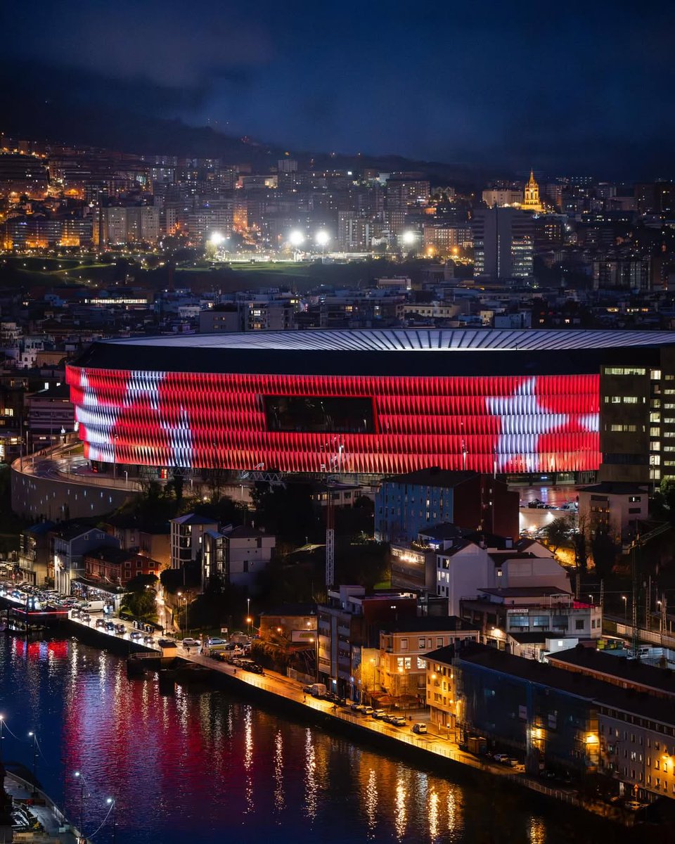 À Bilbao, la magnifique cathédrale s'est parée d'étoiles... l'Athletic Club Bilbao y reçoit le Paris Saint-Germain, ce soir...
#vámonos