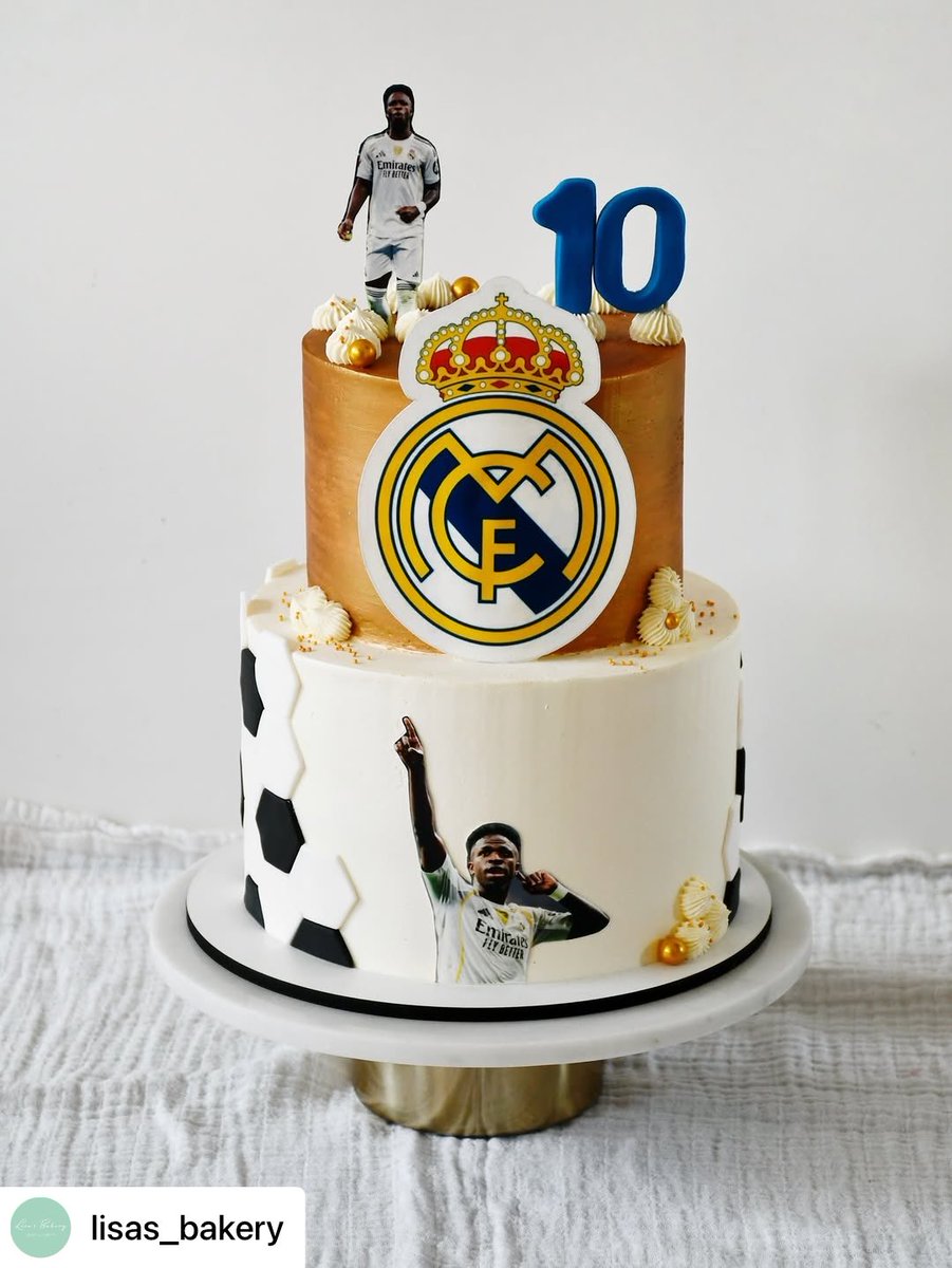 Cakeprint's tweet image. Deze prachtige Real Madrid taart is gemaakt door Lisa van Lisas Bakery. Ze versierde deze heerlijke taart met eetbare prints. 

#lisasbakery #cakeprint #realmadridtaart #voetbaltaart #eetbareprint