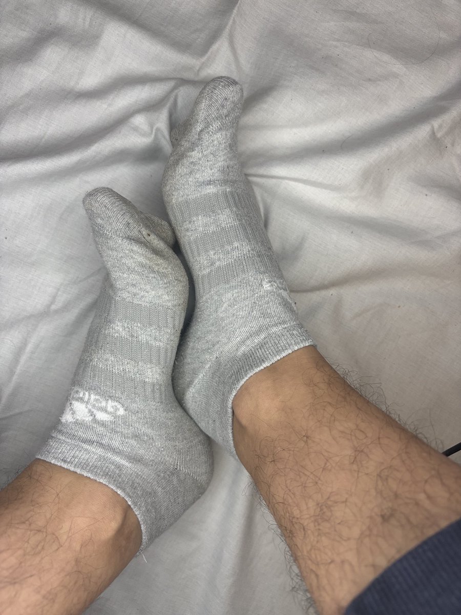 Den letzten Geldsklave hab ich komplett ausgenommen , welches Opfer bietet sich als Nächstes an ? 
#geldsklave #germanfeetmaster #findom #master #socks #socken #deutschermaster #feetsweat