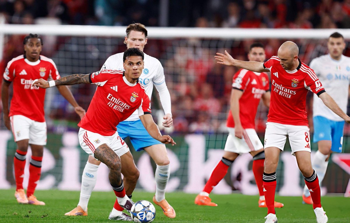 Enquanto o Rios anda a marcar na Champions, o Froholdt nem cheira na Liga Europa… mas depois querem compará-los. 🔥