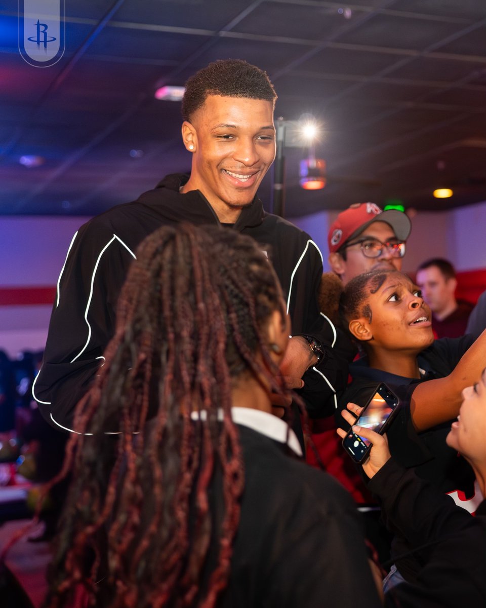 Jabari sharing his favorite activity with kids in the community 🎳
Tuesday night, @jabarismithjr hosted a night of bowling and arcade fun for 50 at-risk youth in Houston.
#RocketsGiveBack ❤️