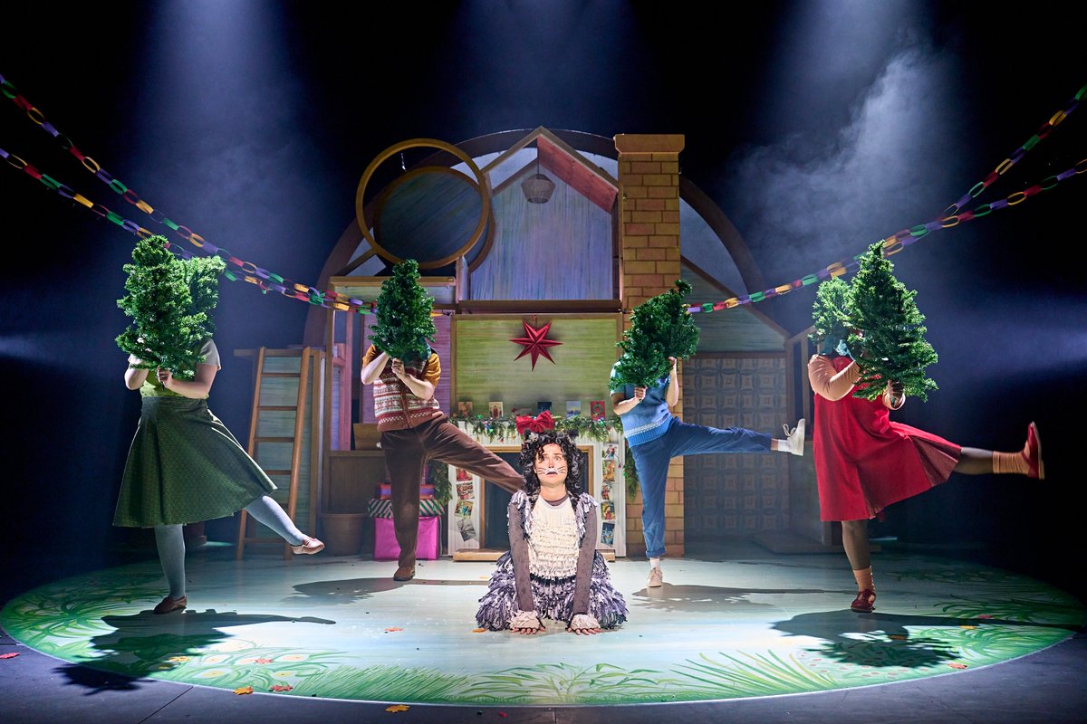 asmallmind's tweet image. Mog's Christmas from The Wardrobe Ensemble and running now at @RoyalDerngate, is a delightful piece of children's theatre, perfect for the cold nights ahead. ⭐⭐⭐⭐
My full review:
asmallmindatthetheatre.blogspot.com/2025/12/review…