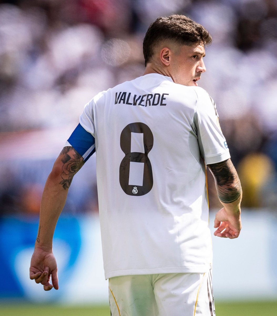 ⚡️ Fastest players in the Champions League this season: 

🇧🇪 Nany Dimata — 39.6km/h
🇧🇪 Loïs Openda — 36.2
🇫🇷 Bradley Barcola — 35.9
🏴󠁧󠁢󠁥󠁮󠁧󠁿 Djed Spence — 35.9
🇬🇦 Pierre-Emerick Aubameyang — 35.8
🇺🇾 Federico Valverde — 35.8
🇩🇪 Karim Adeyemi — 35.6
🇫🇷 Mathys Tel — 35.6
🇳🇱 Jeremie