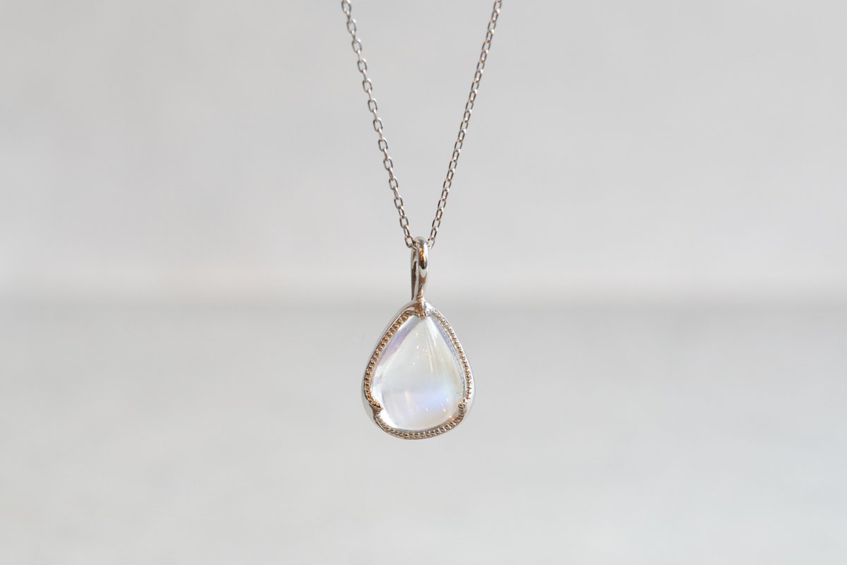 新作一点物のラブラドライトのペンダントトップです。Pt900製