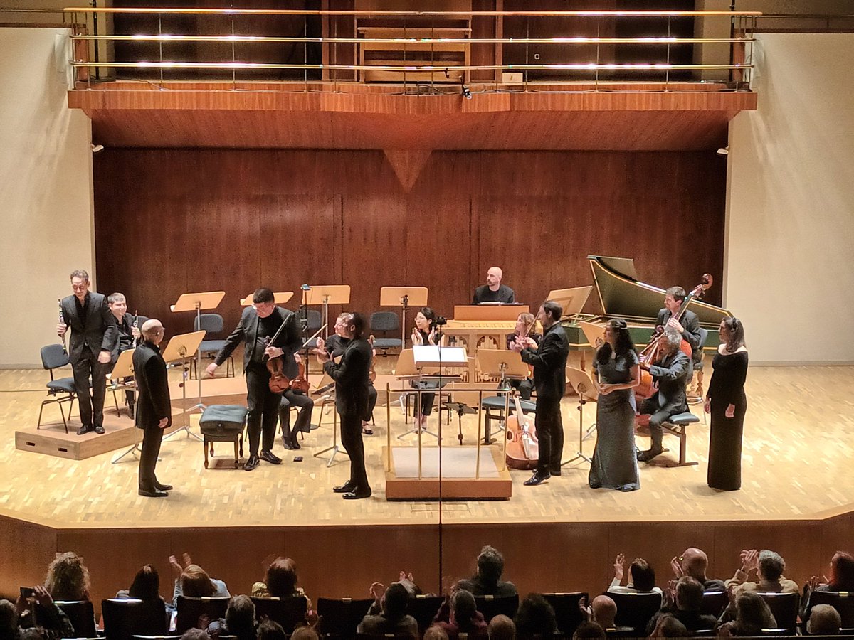 MadridBarroco's tweet photo. @ocnesp @JosetxuObregon @PalomaFriedhoff @BeatrizOleaga @Frank_W_Stone @jespinaviolin Concierto inolvidable, que maravilla nuestra OCNE, intérpretes de lujo y dirección espectacular. Qué emocionante también cuando @JosetxuObregon ha tocado el violonchelo. La felicidad es disfrutar conciertos como el de hoy https://t.co/QnzFN7Yga5