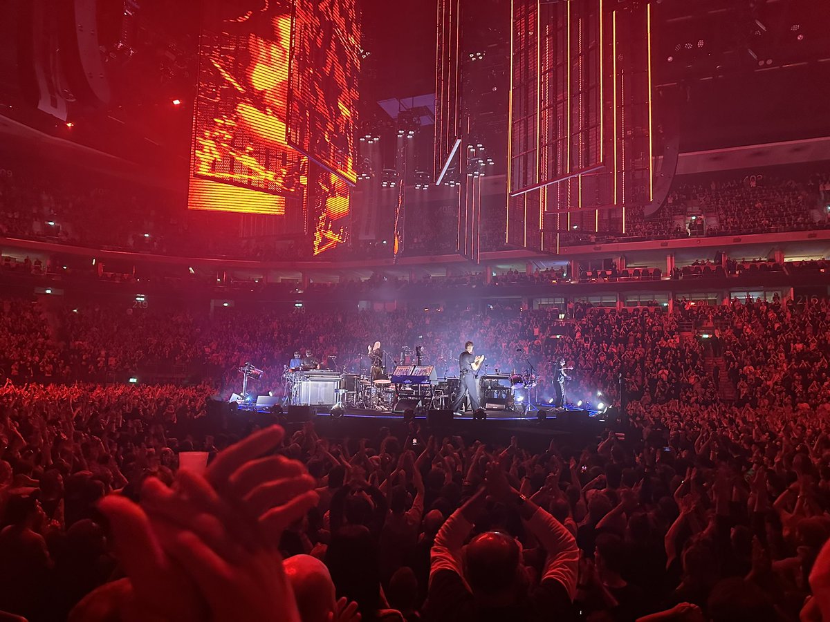 2025'i inanılmaz bir Radiohead konseriyle noktalıyoruz. Yaşattıkları inanılmaz duygular için çok teşekkürler. Eşimle hayalimizdi ve bunu gerçekleştirebilmiş olmanın haklı gururunu yaşıyoruz. Belki de bir daha hiç olmayacak konserlerle Avrupa'ya şölen yaşattılar. Hoşçakalın.