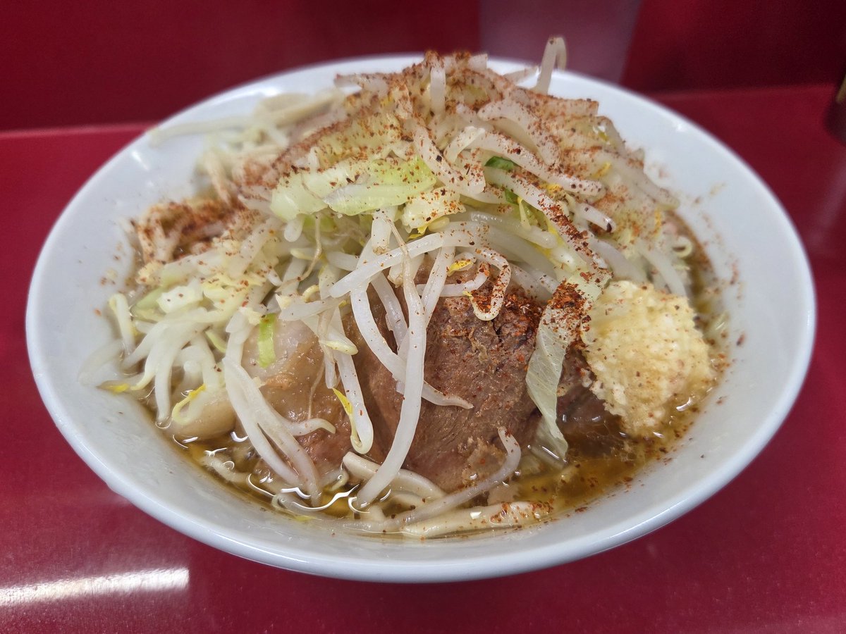 ラーメン二郎 越谷店
小ラーメン950円 塩変更券100円
半年ぶり16回目の訪問。店前を通りがかると数名しか並んでおらず、稼働も鳴りが悪かったので中断し立ち寄り。塩食ったのは3年ぶりか。ここは二郎にしては割とクリアなスープなせいか、塩も引き立つ感じで良き。