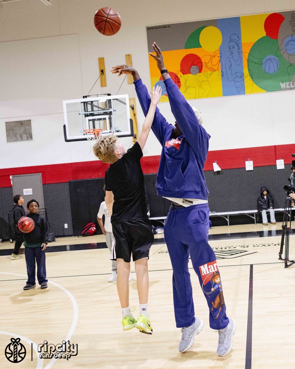 Duop spending time at @BGCPortland for Season of Giving 🏀