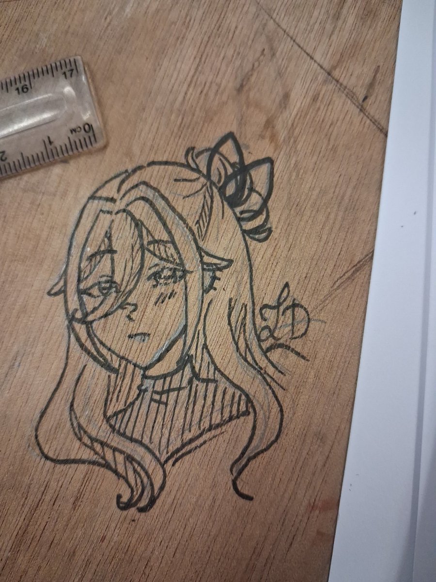J’ai dessiné sur une table (spécial pour la peinture donc tout le monde dessine dessus xD)
#Art #Vtuber