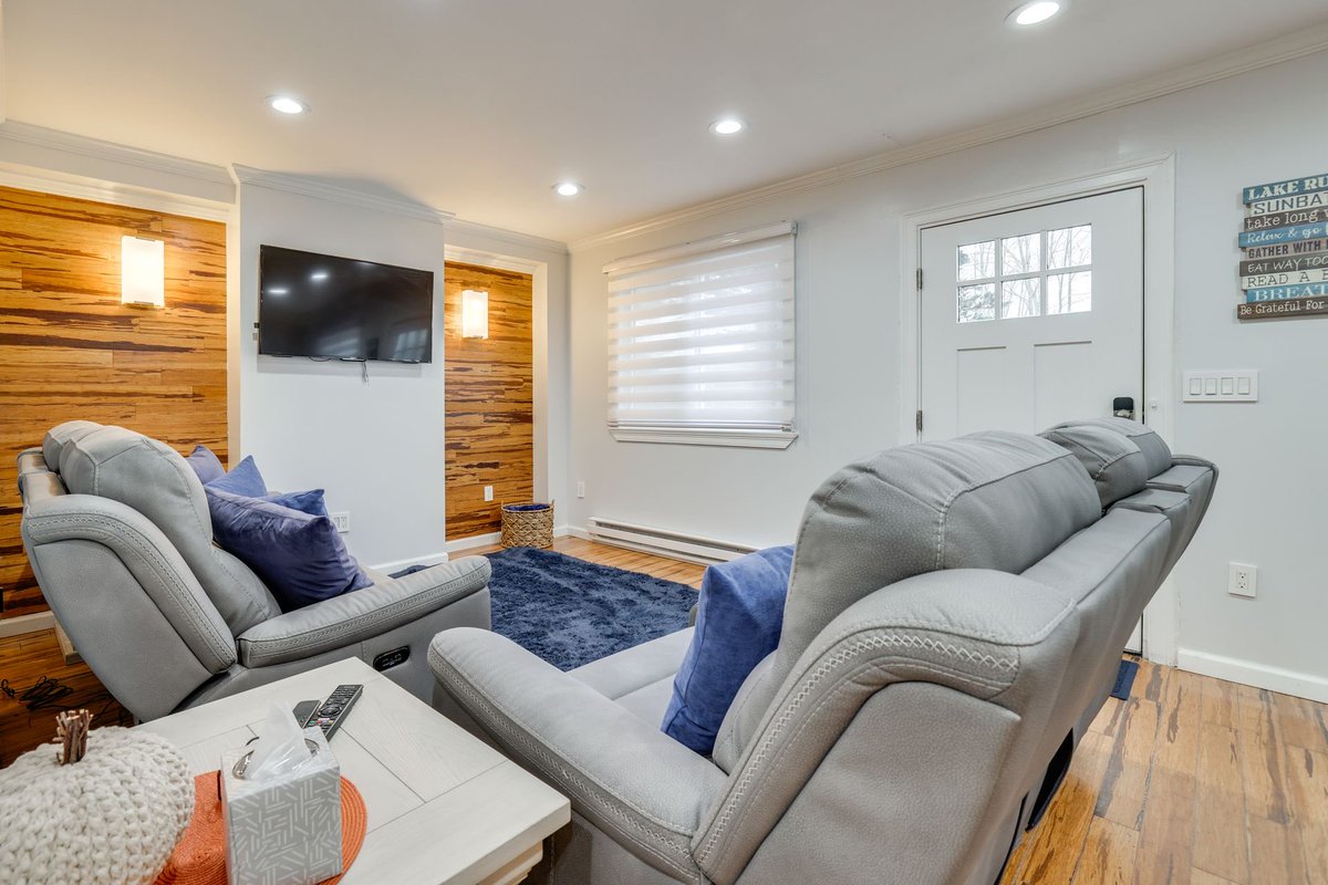 arrowhead349's tweet photo. Cozy interiors, clean lines, and all the space you need to unwind.

Welcome inside our Arrowhead Lake getaway in the Pocono, PA. Designed for comfort, calm, and memorable weekends.

Now booking 🏡✨

#airbnb #airbnbhost #vrbo #vacationrental
#travel #homedecor https://t.co/Akjv8B5Yaq