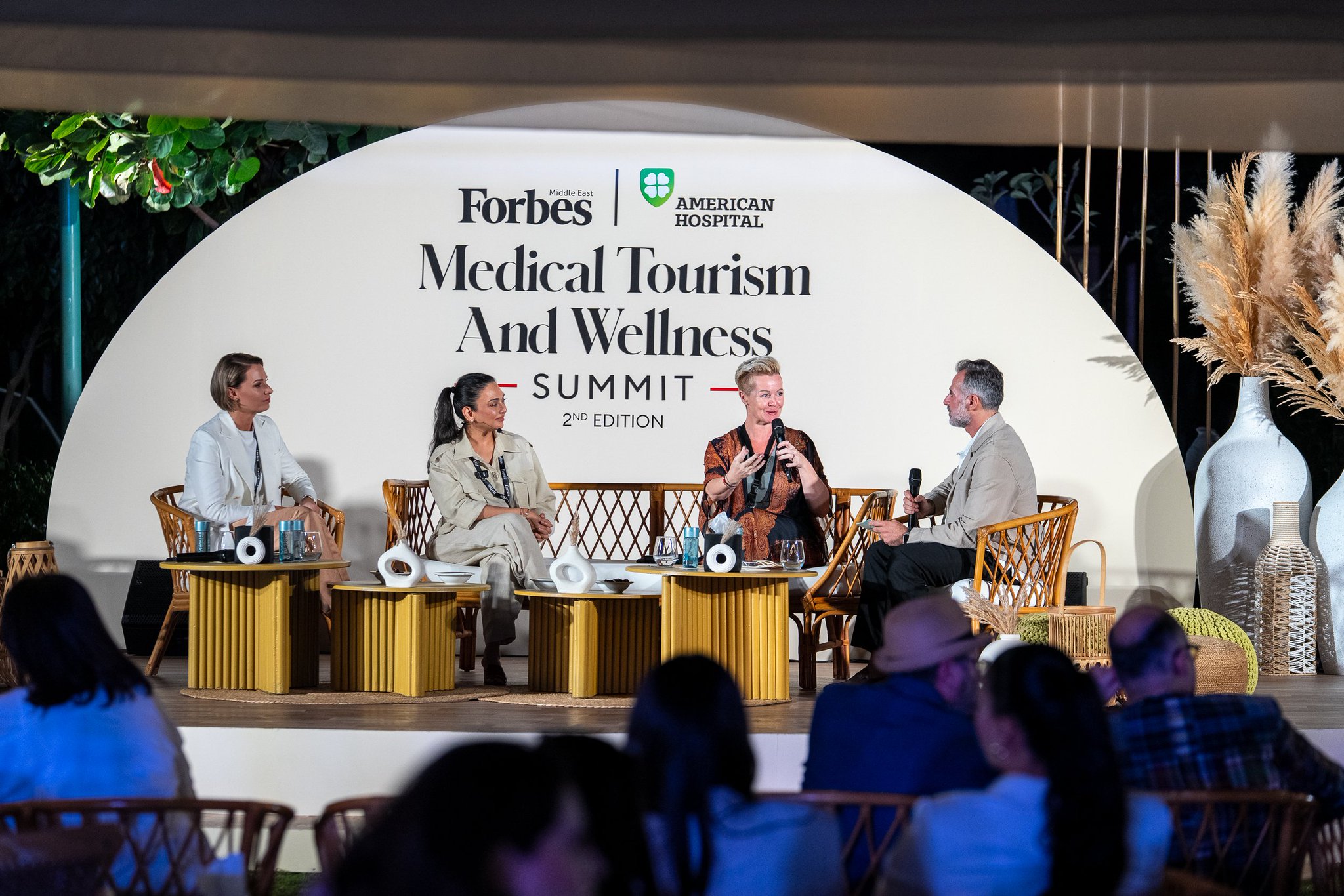 من المستشفيات المنظمة إلى الخدمات الطبية الفاخرة، يغيّر دمج الضيافة الراقية مع الرعاية الصحية المتقدمة شكل السياحة الطبية حول العالم. في جلسة نقاشية حيوية، تحدثت هايدي غريموود، ومنى ميرزا، وجوديت توث، عن العوامل التي تدفع هذا التحول والتوجهات المستقبلية للقطاع، في جلسة أدارها 