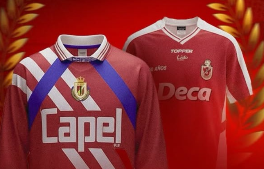 Usando IA para poner las camisetas en la pieza gráfica porque NO LAS CONOCEN. Miren los escudos wn, miren la imprecisión técnica de las camisetas; en la Adidas del 96 el cuello dice "cama" en vez de Adidas, la Topper del 2005 no tenía cuello en V. Weones ordacas, sin respeto.