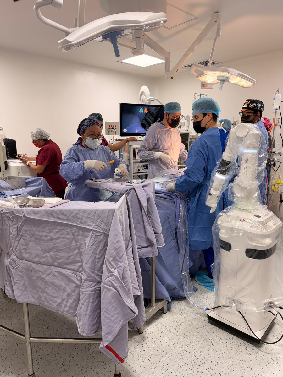 IMSS_Bienestar's tweet photo. 🩺🤖 Realizamos las primeras cirugías robóticas 100% gratuitas en el #EdoMex. 

En el Centro Médico #IMSSBienestar “Lic. Adolfo López Mateos” inauguramos la Unidad de Cirugía de Inteligencia Robótica con el robot Versius, que mejora la precisión y seguridad en urología, ginecología, cirugía torácica y procedimientos abdominales.

🌟🏥 Con esta tecnología hemos realizado 19 intervenciones gratis y exitosas para personas sin seguridad social.