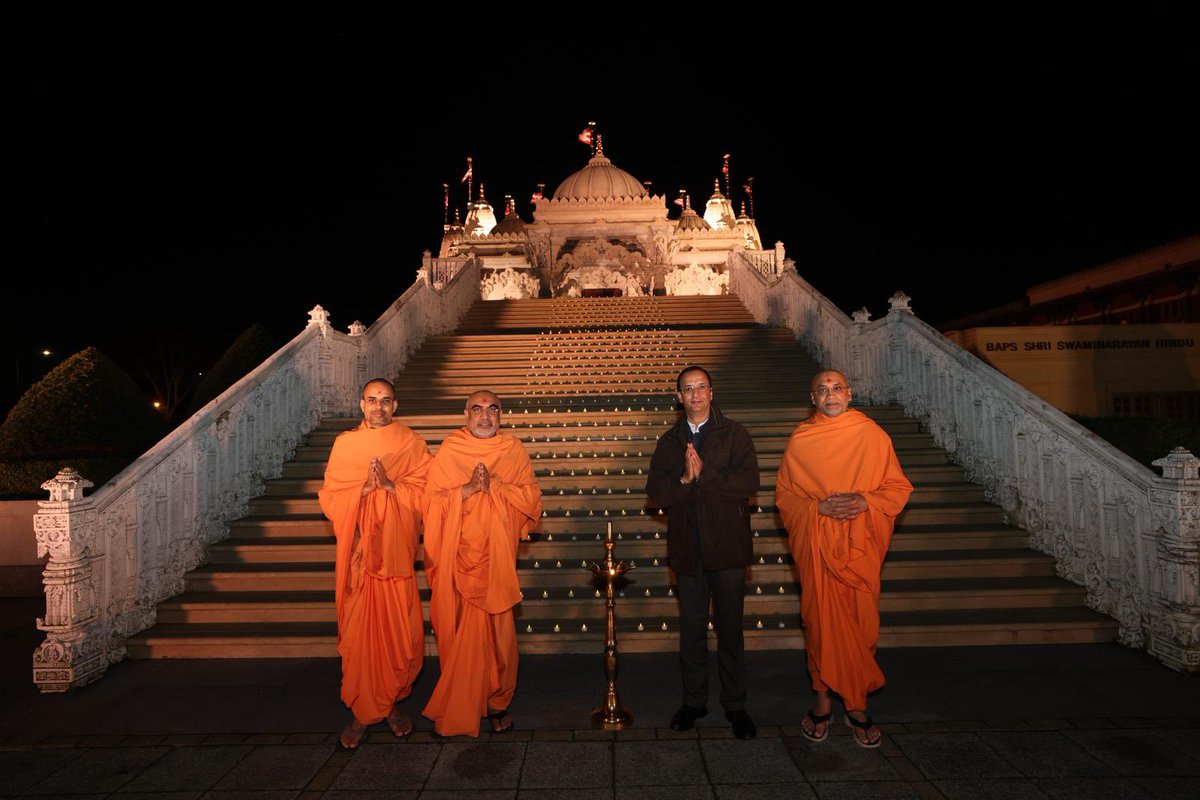 HCI_London's tweet image. A historic moment! 
Communities across London celebrating the inclusion of #Deepawali on @UNESCO’s Intangible Cultural Heritage list - from Shree Ram Mandir in Southall to Wembley Stadium to the BAPS Shri Swaminarayan @NeasdenTemple where DHC Kartik Pande joined the festivities.