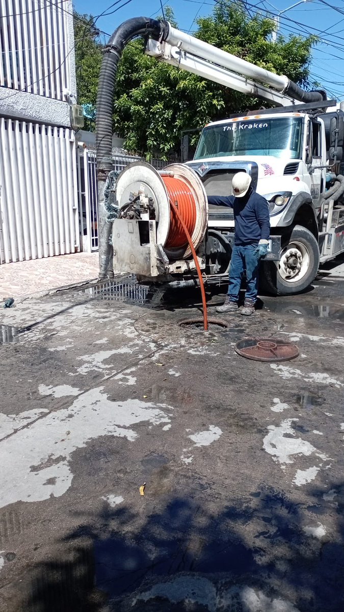 essmar_esp's tweet photo. 🚧 Seguimos con la #RutaDeOperación, intensificando las labores en el sector Obrero. nuestro equipo técnico realizó destape de la red y limpieza de tres manholes en la Carrera 15 calle 7 y 8, donde se retiró una gran cantidad de sedimento que estaba obstruyendo el sistema. ⬇️ https://t.co/3kJLXoxhyq