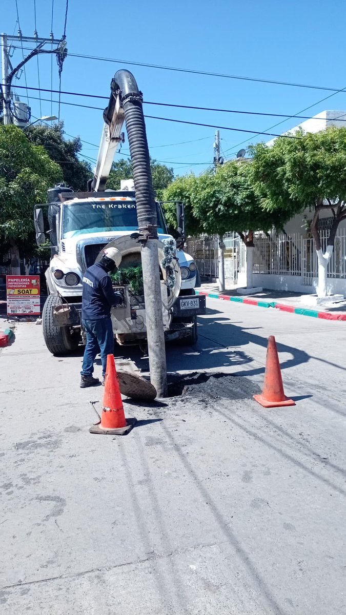essmar_esp's tweet photo. 🚧 Seguimos con la #RutaDeOperación, intensificando las labores en el sector Obrero. nuestro equipo técnico realizó destape de la red y limpieza de tres manholes en la Carrera 15 calle 7 y 8, donde se retiró una gran cantidad de sedimento que estaba obstruyendo el sistema. ⬇️ https://t.co/3kJLXoxhyq