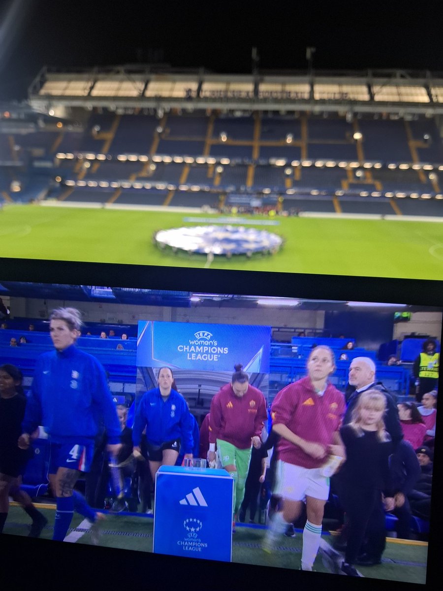 לא נפסח גם על ערב אלופות. 
סאם קר מוסרת ד"ש <a href="/osh15eni/">Oshrat Eni</a>